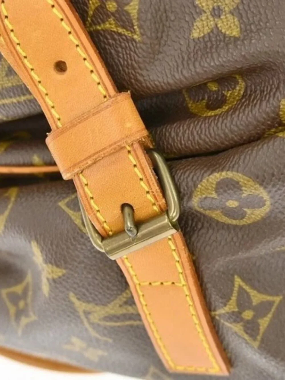 Louis Vuitton outside 	ab